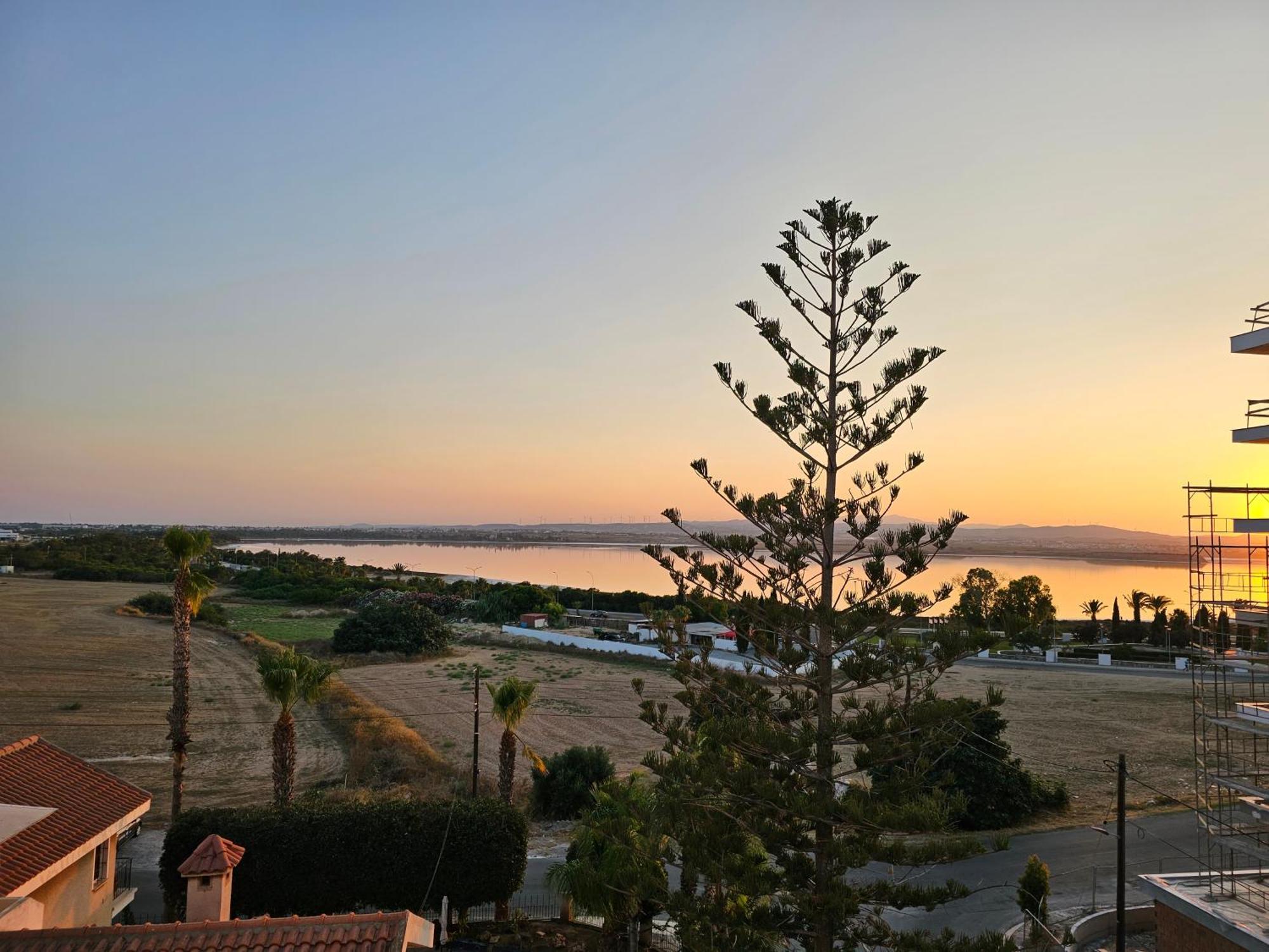 Majestic Sunset Salt Lake Views 300M From Beach Larnaca Ngoại thất bức ảnh