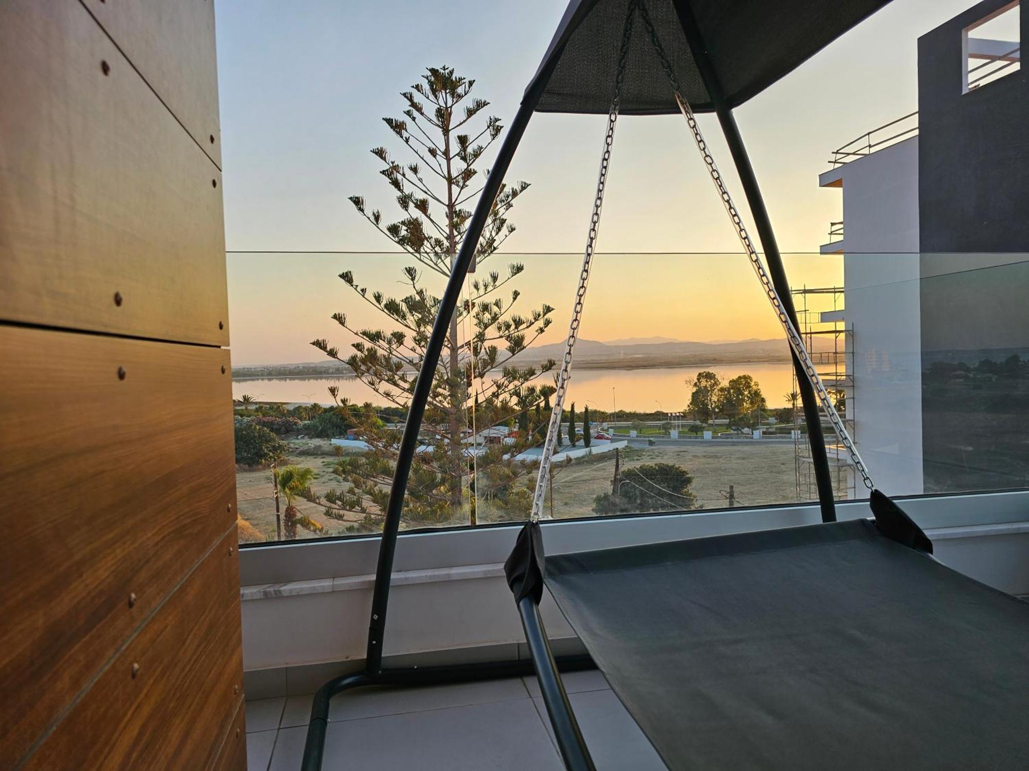 Majestic Sunset Salt Lake Views 300M From Beach Larnaca Ngoại thất bức ảnh